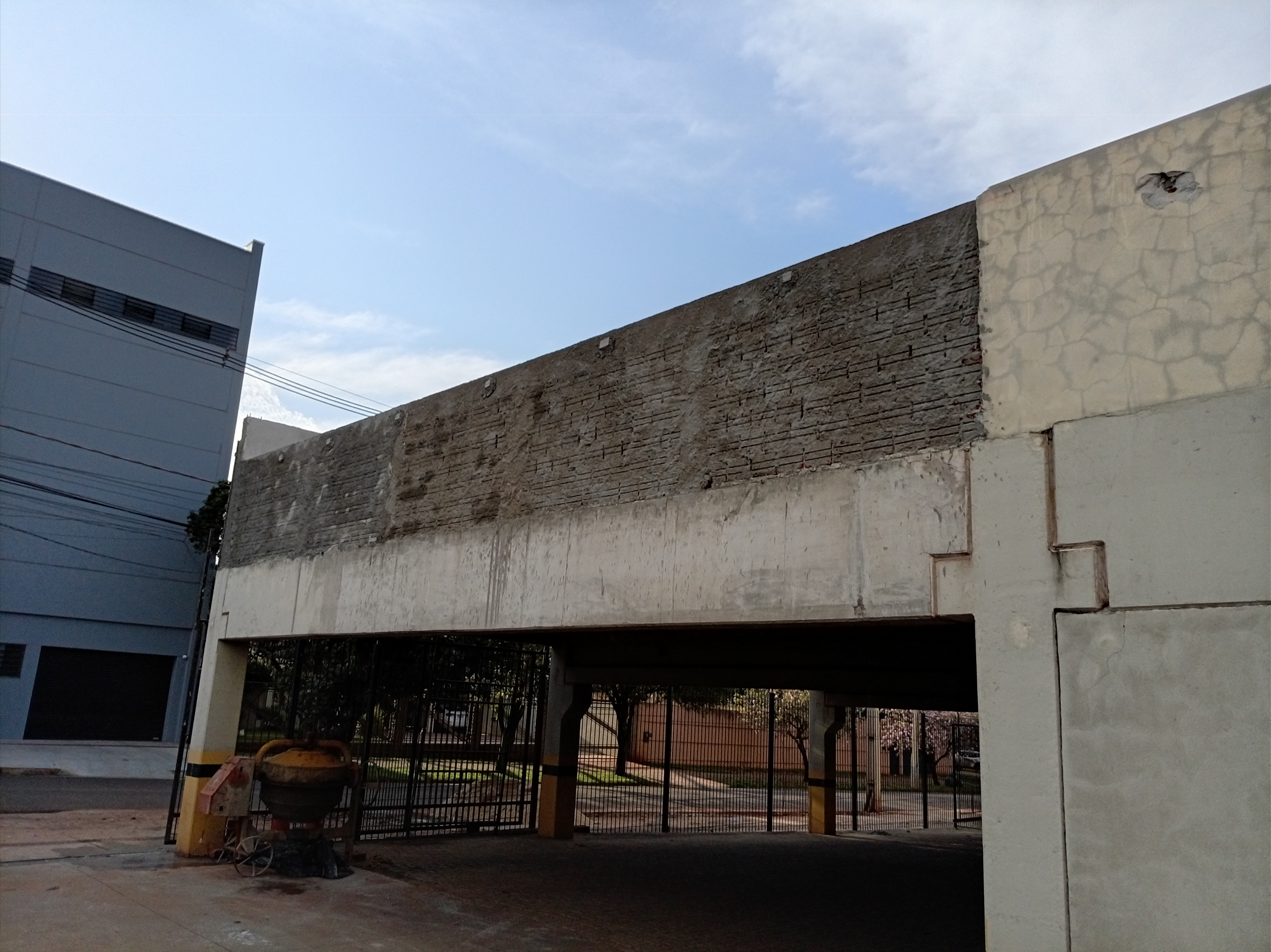 Serviço de alvenaria e reboco em fachada