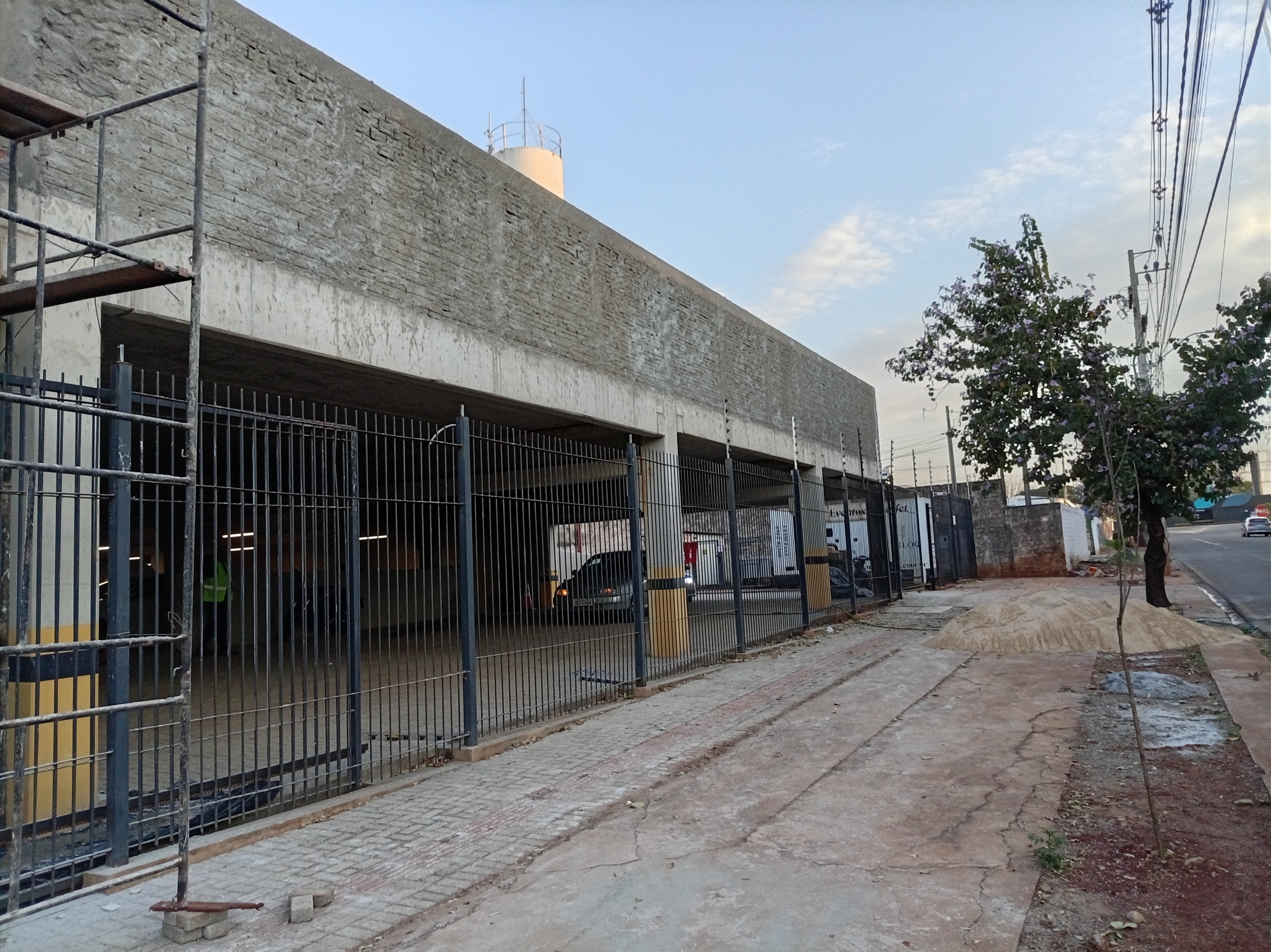 Aplicação de reboco em parede de fachada