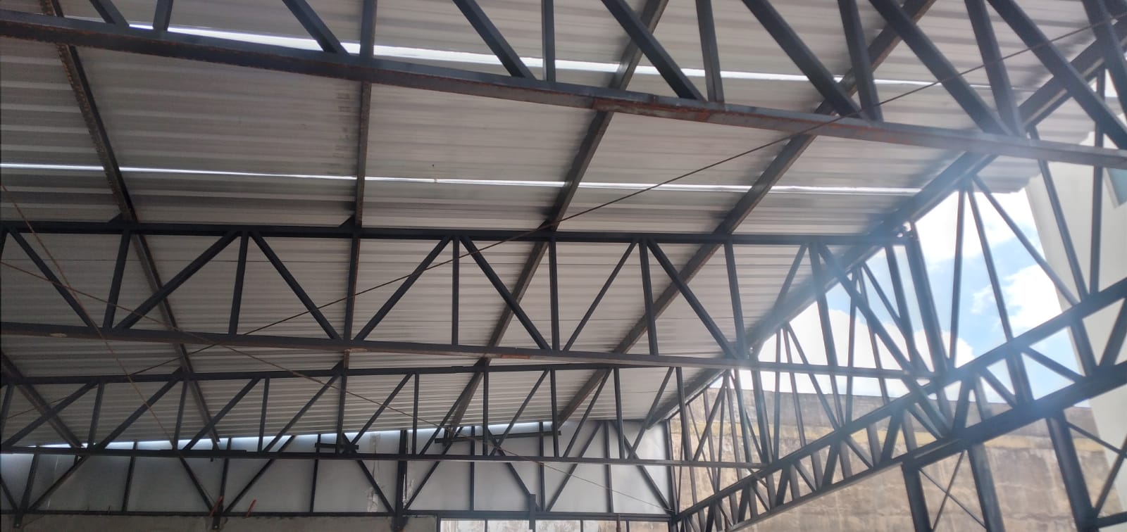 Cobertura metálica com estrutura em treliça