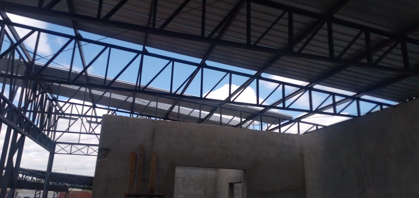 Estrutura metálica de cobertura em obra