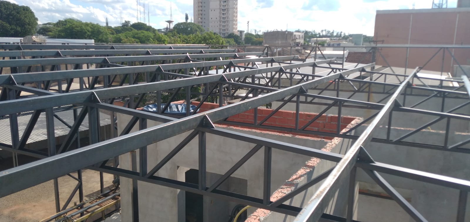Estrutura metálica de cobertura vista de cima
