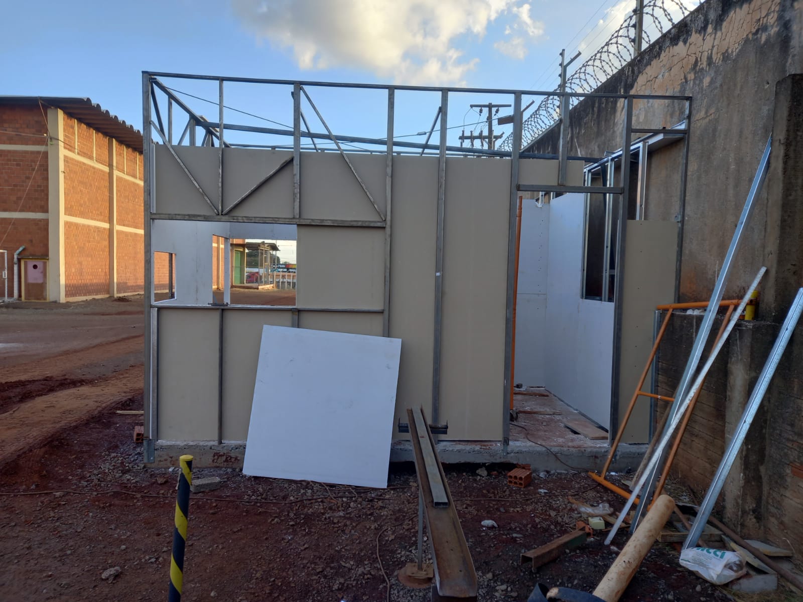 Steel frame com fechamento em gesso